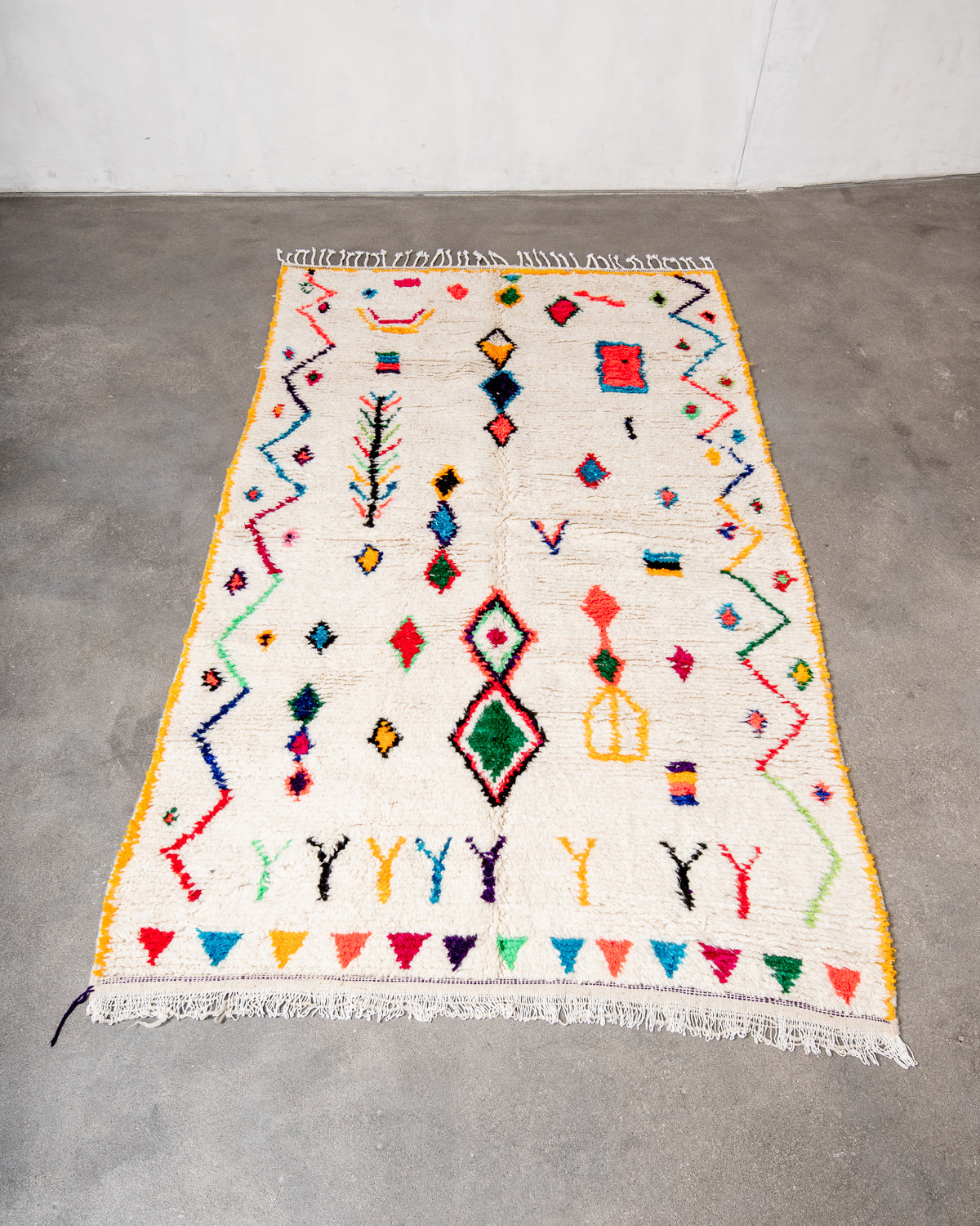 Modern designer handcrafted Berber rug from Morocco. Azilal rug with beautiful colors and patterns. Made of sheep’s wool and colourful cotton.
